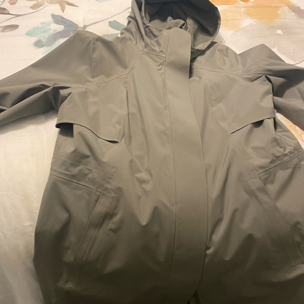 Lululemon rain coat. Size 10 . Worn 2 times